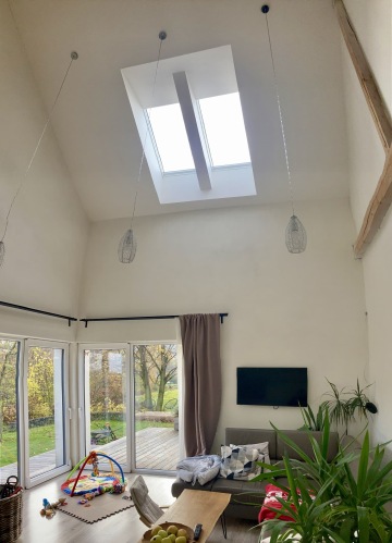 Montáž 2 střešních oken Velux pro více světla v obýváku.